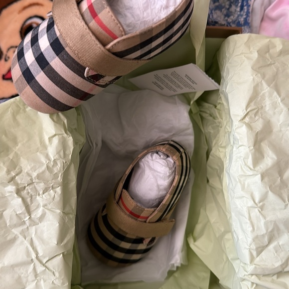 Euro 19 US 4 UK 3. Unisex Burberry shoes - Picture 3 of 7